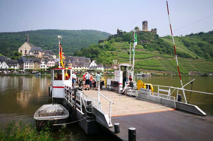 Die Fähre zur Karmeliterkirche St. Josef  an der Mosel