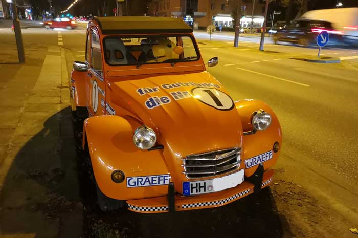 Citroen 2 CV - eine Rennversion in Hamburg