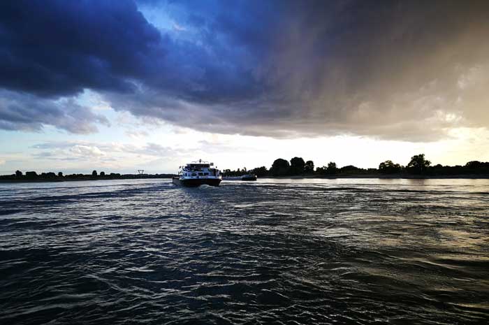 Die Rheinfähre Langst–Kaiserswerth - Abenddämmerung