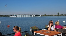 Save - Donau Mündung - Spaziergang an der Uferpromenade