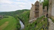Burg Saaleck und Schifffahrt auf der Saale