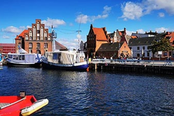 Nach Wismar - Historische Bauwerke und der Hafen erwarten uns