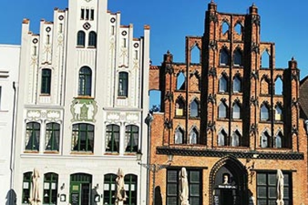 Brick Gothic and monastery format - Wismar as a sample