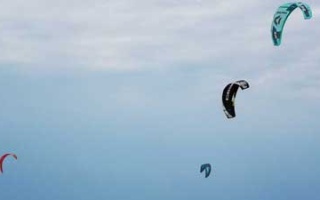 Kite- und Windsurfen in der Bucht von Rewa